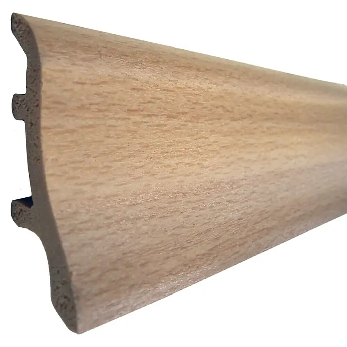 Döllken Sockelleiste Classic 50 - 250 cm x 22 mm x 50 mm, Buche Rot - Nahaufnahme einer hellbraunen Holzfußleiste. Ideal als Wandabschluss oder zur Verdeckung von Fugen. Perfekt für jeden Raum.