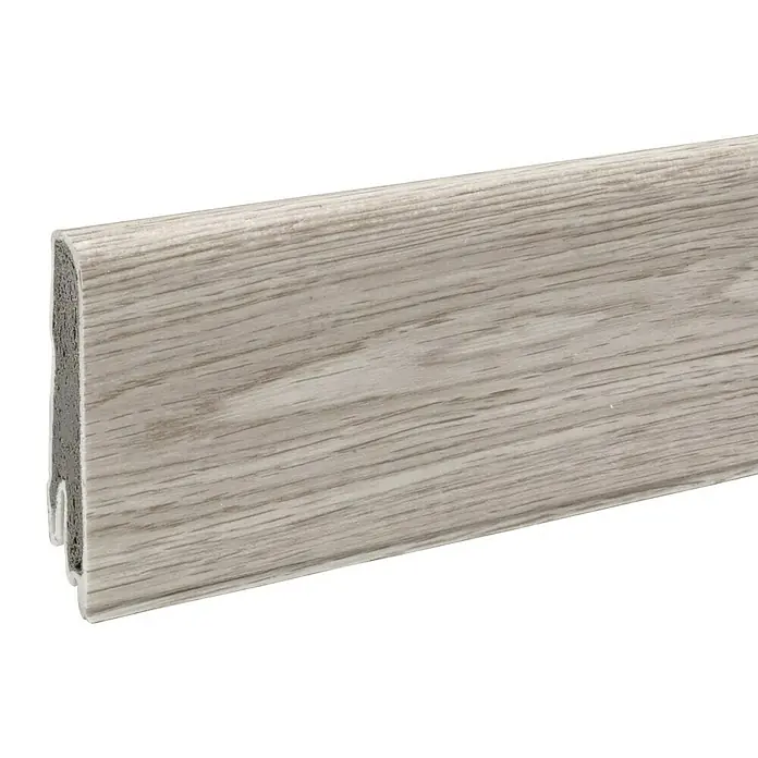 Döllken Sockelleiste USL 60 Clip - 250 cm x 17 mm x 60 mm, Kunststoff, SV521 - Nahaufnahme einer stilvollen, hellgrauen Fußleiste mit Holzmaserung. Sie ist ideal, um jedem Raum einen eleganten Akzent zu verleihen.