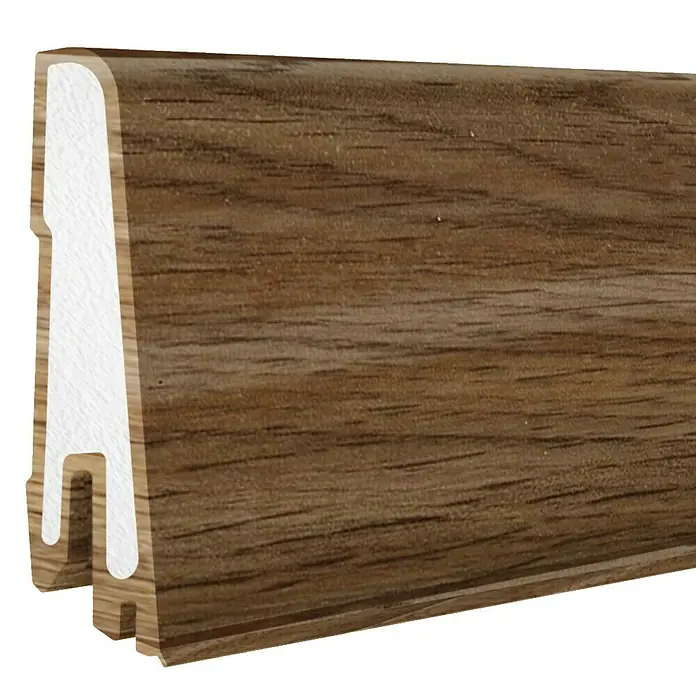 Döllken Sockelleiste USL 60 Clip - 250 cm x 17 mm x 60 mm, Kunststoff, Eiche Engel - Detailaufnahme einer braunen Sockelleiste mit Holzmaserung und weißem Kern, ideal für Bodenabschlüsse und Wanddekorationen.