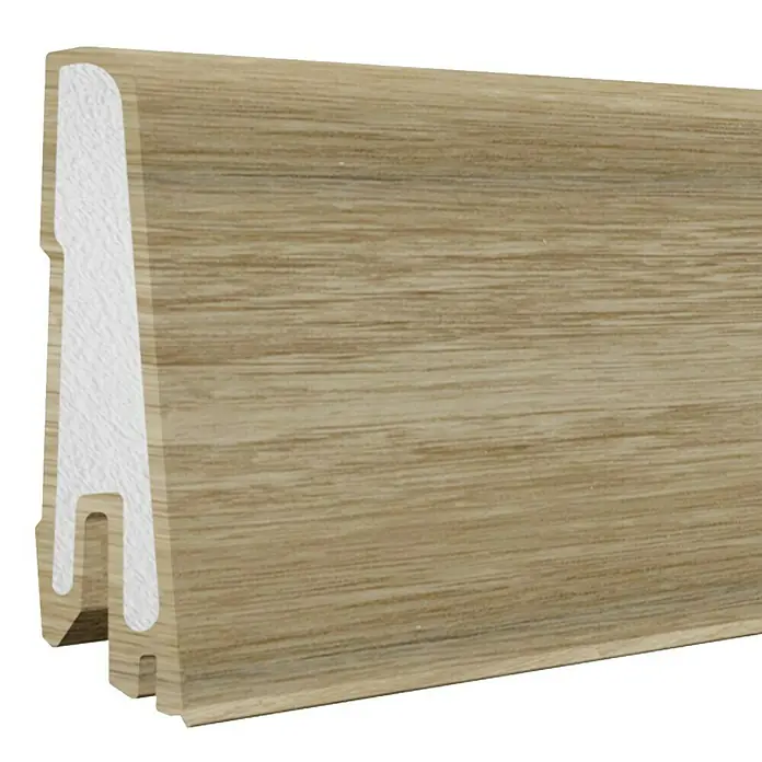 Döllken Sockelleiste USL 60 Clip - 250 cm x 17 mm x 60 mm, Kunststoff, Eiche Bondone - Nahaufnahme einer Sockelleiste in Holzoptik. Ideal für einen stilvollen Übergang zwischen Wand und Boden.
