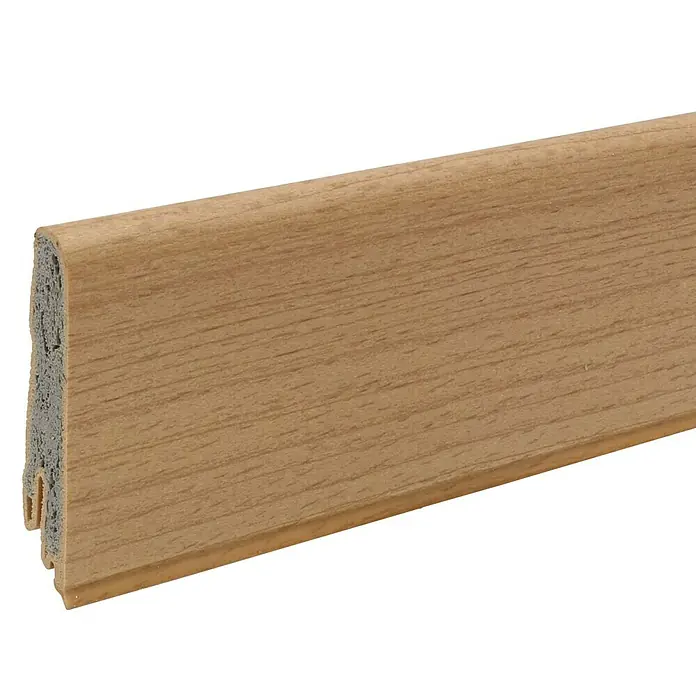Döllken Sockelleiste USL 60 Clip - 250 cm x 17 mm x 60 mm, Kunststoff, Buche gedämpft - Das Bild zeigt eine Sockelleiste in Holzoptik, die zur Verkleidung und zum Schutz von Wandabschlüssen in Innenräumen dient.