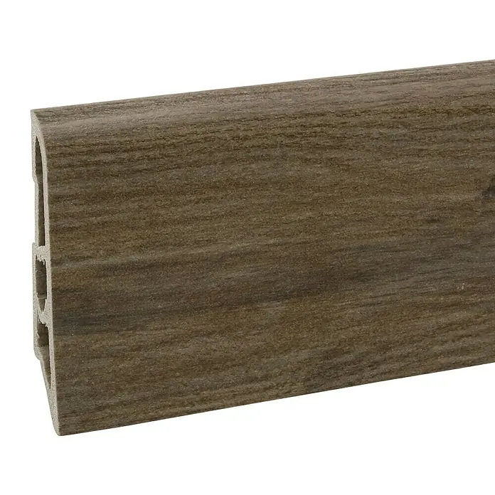 Döllken Sockelleiste - 250 cm x 15 mm x 60 mm, Hartschaum, Brown Oak - Nahaufnahme eines braunen Terrassendielen-Randprofils aus Verbundmaterial mit Holzmaserung und Hohlkammerstruktur.
