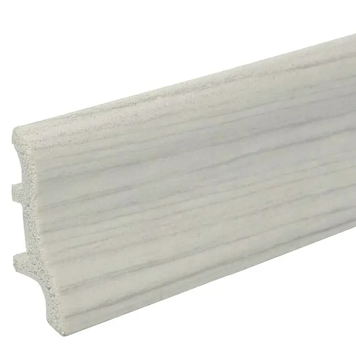Döllken Sockelleiste Classic 50 - 250 cm x 22 mm x 50 mm, Esche Grau - Nahaufnahme einer weißen Sockelleiste aus Holzimitat mit einem markanten Profil, ideal für moderne Innenräume.