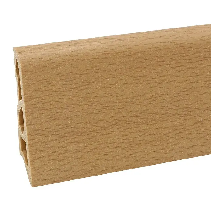 Döllken Sockelleiste - 250 cm x 15 mm x 60 mm, Hartschaum, Buche - Detailaufnahme einer Sockelleiste in Holzoptik. Die Leiste hat mehrere Hohlkammern und eine naturgetreue Holzmaserung.