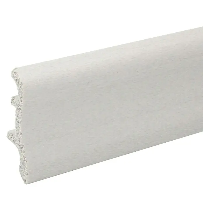 Döllken Sockelleiste Classic 50 - 250 cm x 22 mm x 50 mm, Hellgrau - Nahaufnahme eines weißen Sockelleistenprofils mit detaillierter Formgebung vor schwarzem Hintergrund, ideal für Innenarchitektur.