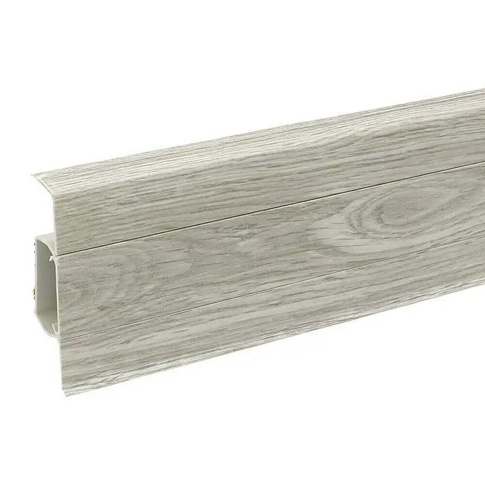 Döllken Sockelleiste SLK 60 - 250 cm x 21,5 mm x 60 mm, Eiche Silver - Nahaufnahme einer weißen Sockelleiste mit Holzstruktur und integriertem Kabelkanal, ideal für eine saubere und stilvolle Raumgestaltung.