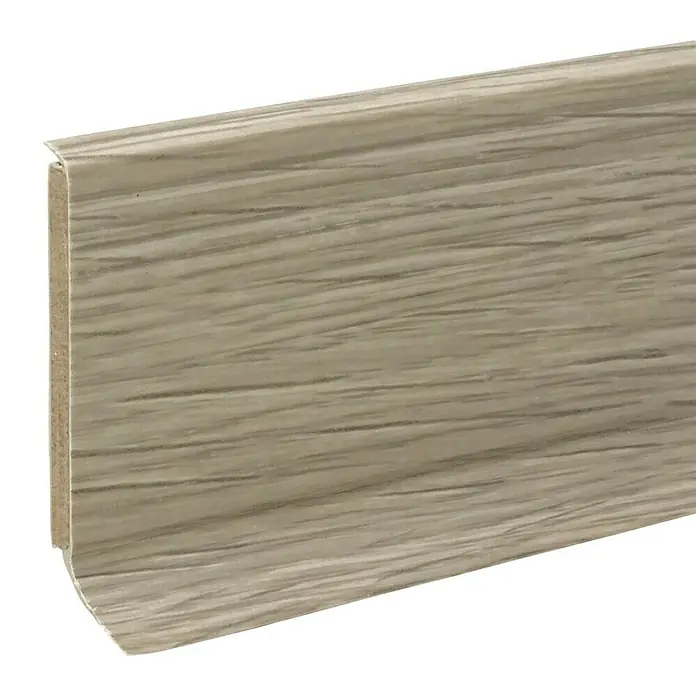 Döllken Sockelleiste 60 - 255 x 1,5 x 6 cm, Kunststoff, Eiche Beige - Ein Detailaufnahme einer Sockelleiste in Holzoptik, die eine elegante und schützende Kante entlang der Wand bildet. Die Oberfläche ist hell und natürlich gemasert.
