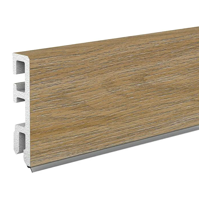 Döllken Sockelleiste Cubica 60 SK - 250 cm x 14 mm x 60 mm, Hartschaum, Eiche padua - Nahaufnahme einer Sockelleiste mit Holzoptik und einer schmalen, silberfarbenen Kante, ideal für moderne Innenräume.