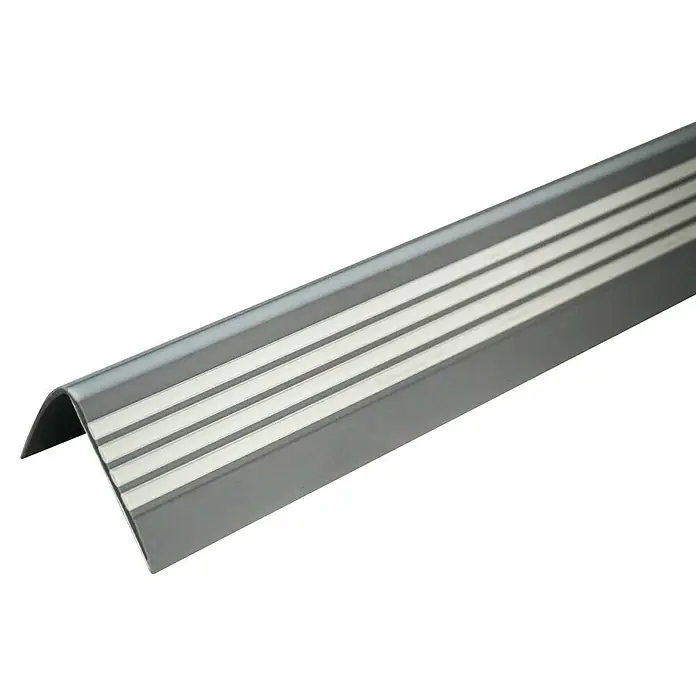 Döllken Treppenkantenprofil125 cm x 40 mm x 28 mm, Dunkelgrau - Nahaufnahme einer grauen Kantenschutzleiste mit weißen Streifen, die auf einem schwarzen Hintergrund platziert ist.