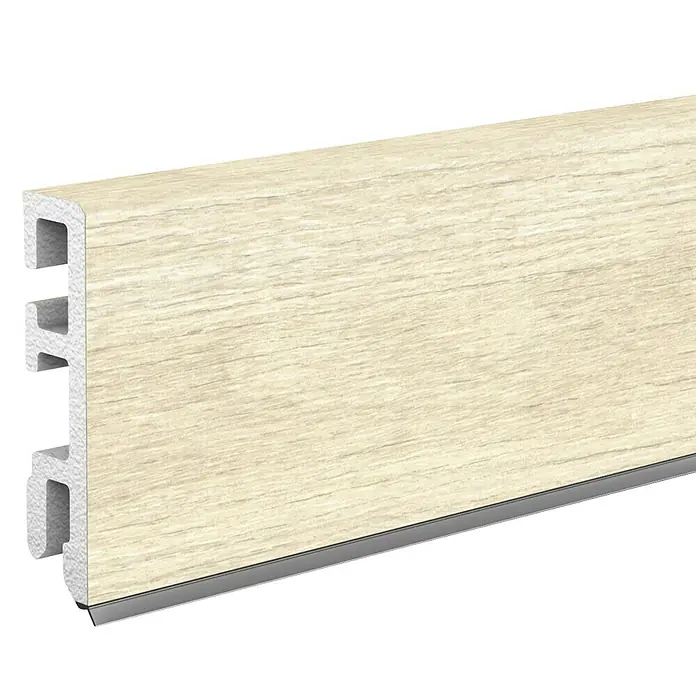 Döllken Sockelleiste Cubica 60 SK - 250 cm x 14 mm x 60 mm, Hartschaum, Canadian Pine - Detailaufnahme einer hellen, holzartigen Sockelleiste mit markanten Profilierungen und einer dezenten, silbernen Akzentlinie.