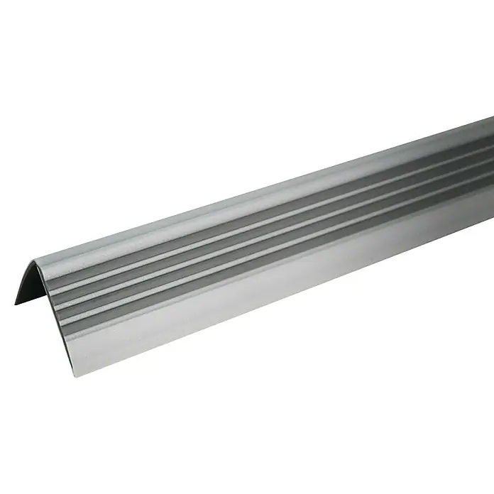 Döllken Treppenkantenprofil - 125 cm x 40 mm x 40 mm, Aluminium - Ein silbernes Winkelprofil mit Rillen auf schwarzem Hintergrund. Ideal für den Kantenschutz und zur dekorativen Gestaltung von Treppen und Wänden.