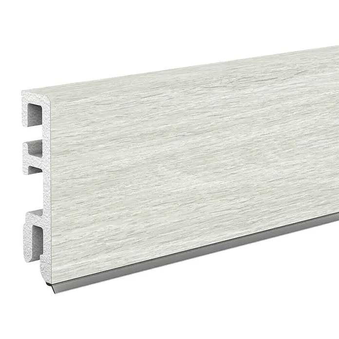 Döllken Sockelleiste Cubica 60 SK - 250 cm x 14 mm x 60 mm, Hartschaum, White Oak - Naheaufnahme einer weißen Sockelleiste mit Holzstruktur und silberner Kante, ideal für moderne Inneneinrichtungen.