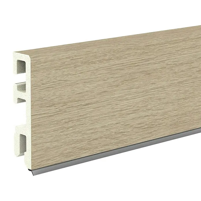Döllken Sockelleiste Cubica 60 SK - 250 cm x 14 mm x 60 mm, Hartschaum, Eiche Sand - Detailaufnahme einer Sockelleiste in Holzoptik mit silberner Kante, ideal für moderne Inneneinrichtungen und stilvolle Bodenabschlüsse.