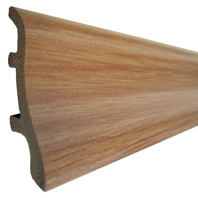 Döllken Sockelleiste Classic 50 - 250 cm x 22 mm x 50 mm, Kirschbaum - Nahaufnahme einer Sockelleiste aus Holz mit Maserung. Sie ist für den Innenbereich geeignet und leicht zu montieren.