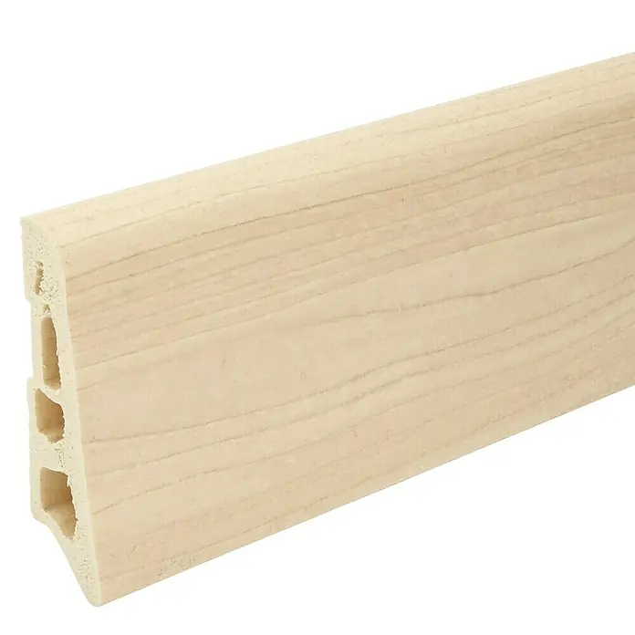 Döllken Sockelleiste - 250 cm x 15 mm x 60 mm, Hartschaum, Ahorn Canada - Nahaufnahme einer Sockelleiste aus Holzimitat mit Hohlräumen, ideal für moderne Innenräume und zur einfachen Kabelverlegung.