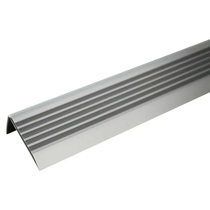 Döllken Treppenkantenprofil - 125 cm x 45 mm x 28 mm, Aluminium - Nahaufnahme einer Treppenkante aus Aluminium mit rutschfesten Gummistreifen auf schwarzem Hintergrund.