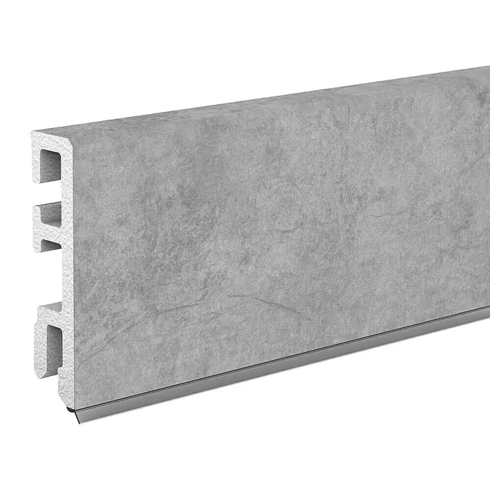 Döllken Sockelleiste Cubica 60 SK - 250 cm x 14 mm x 60 mm, Hartschaum, Ancona - Nahaufnahme eines grauen Sockelleistenprofils mit Betonoptik und Aluminiumakzent für moderne Inneneinrichtung.
