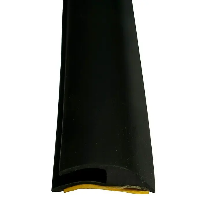 Döllken Einfassleiste - 100 x 32 x 5 mm, Schwarz - Nahaufnahme einer schwarzen Kantenschutzdichtung mit Klebeband für verschiedene Anwendungen im Innenausbau und Möbelbau.