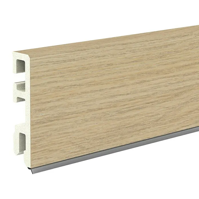 Döllken Sockelleiste Cubica 60 SK - 250 cm x 14 mm x 60 mm, Hartschaum, Midland Oak - Nahaufnahme einer Sockelleiste mit Holzdekor und integriertem Kabelschutzkanal, ideal für moderne Inneneinrichtungen.