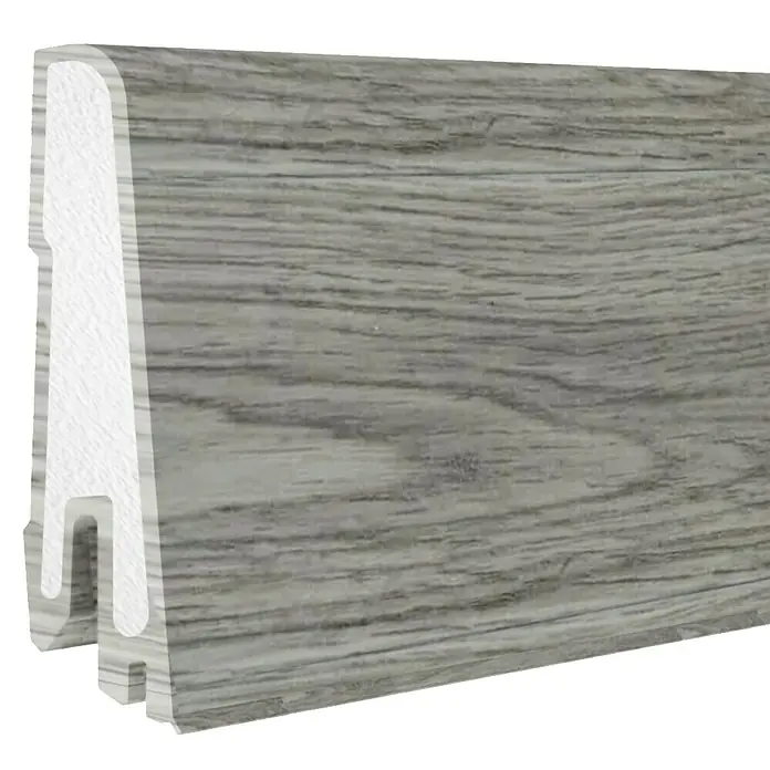 Döllken Sockelleiste USL 60 Clip - 250 cm x 17 mm x 60 mm, Kunststoff, Smoky Oak Pewter - Detailaufnahme einer Sockelleiste in Holzoptik, die Funktionalität und Ästhetik vereint, ideal für moderne Wohnräume.