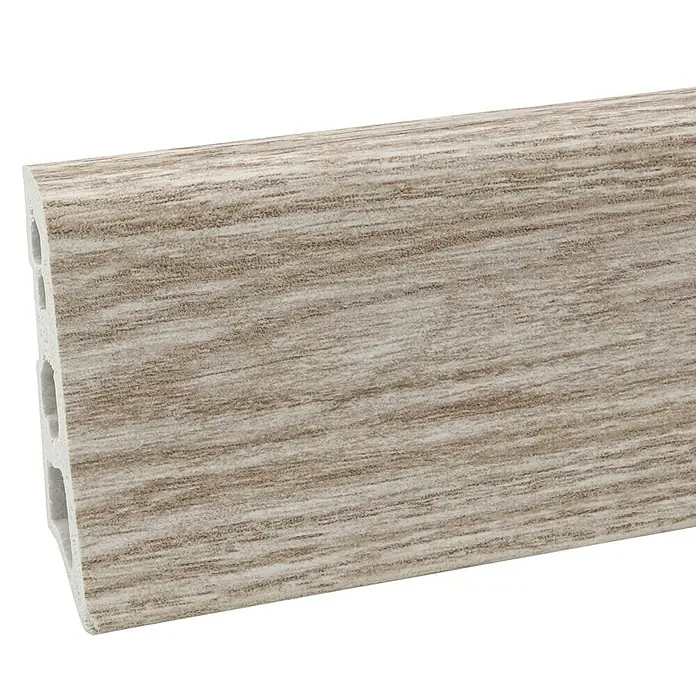 Döllken Sockelleiste - 250 cm x 15 mm x 60 mm, Hartschaum, Mountain Oak - Detailaufnahme einer Dekorseite mit Holzmaserung, die ein Profil aus Verbundwerkstoff für den Außenbereich zeigt. Das Material ist UV-beständig.