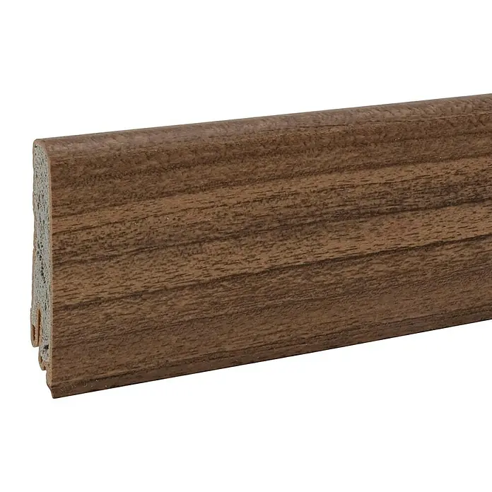 Döllken Sockelleiste USL 60 Clip - 250 cm x 17 mm x 60 mm, Kunststoff, Nussbaum - Nahaufnahme einer braunen Fußleiste aus Holz, die Details und Textur des Materials hervorhebt. Ideal für Boden- und Innenausbauprojekte.