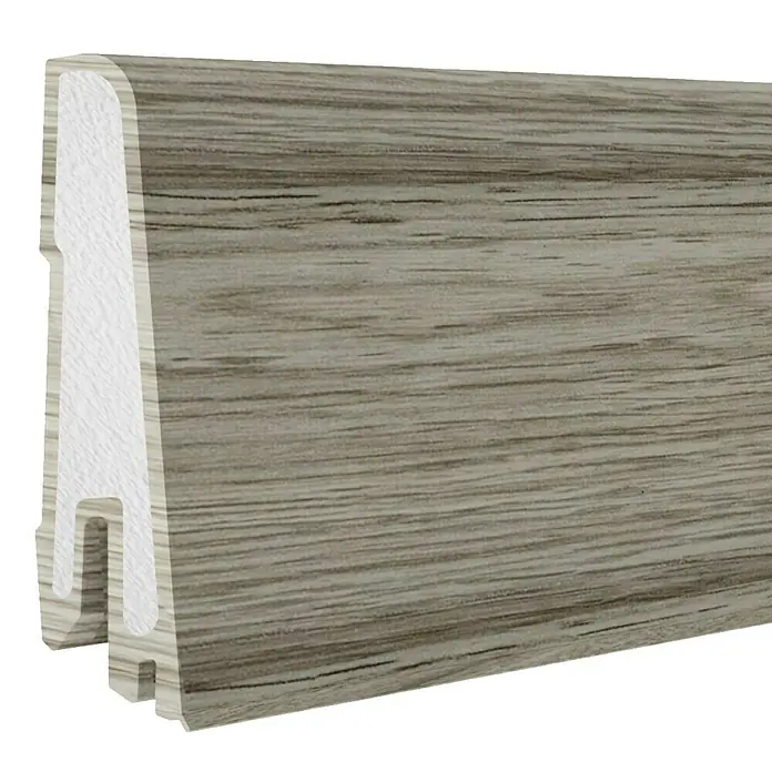 Döllken Sockelleiste USL 60 Clip - 250 cm x 17 mm x 60 mm, Kunststoff, Eiche Torgon - Nahaufnahme einer Sockelleiste in Holzoptik. Das Profil ist weiß und der Korpus ist in einer hellen Holzfarbe gestaltet.