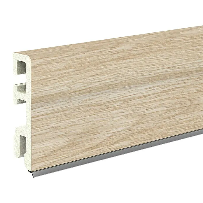 Döllken Sockelleiste Cubica 60 SK - 250 cm x 14 mm x 60 mm, Hartschaum, Eiche Siena - Detailansicht einer Sockelleiste mit heller Holzoptik und integriertem Kabelführungskanal für ein stilvolles Interieur.