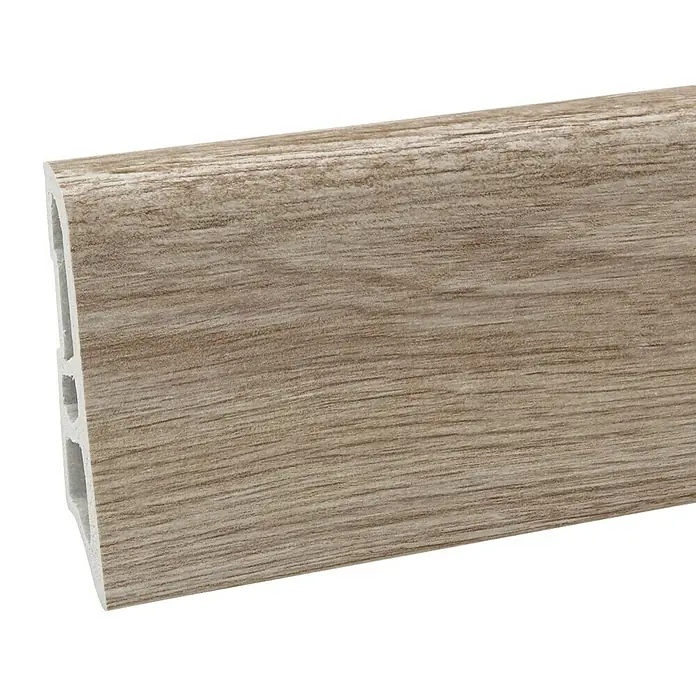 Döllken Sockelleiste - 250 cm x 15 mm x 60 mm, Hartschaum, Niagara Hemlock - Nahaufnahme einer hellbraunen Sockelleiste mit Holzstruktur und gerillter Innenseite, ideal für moderne Wohnräume.