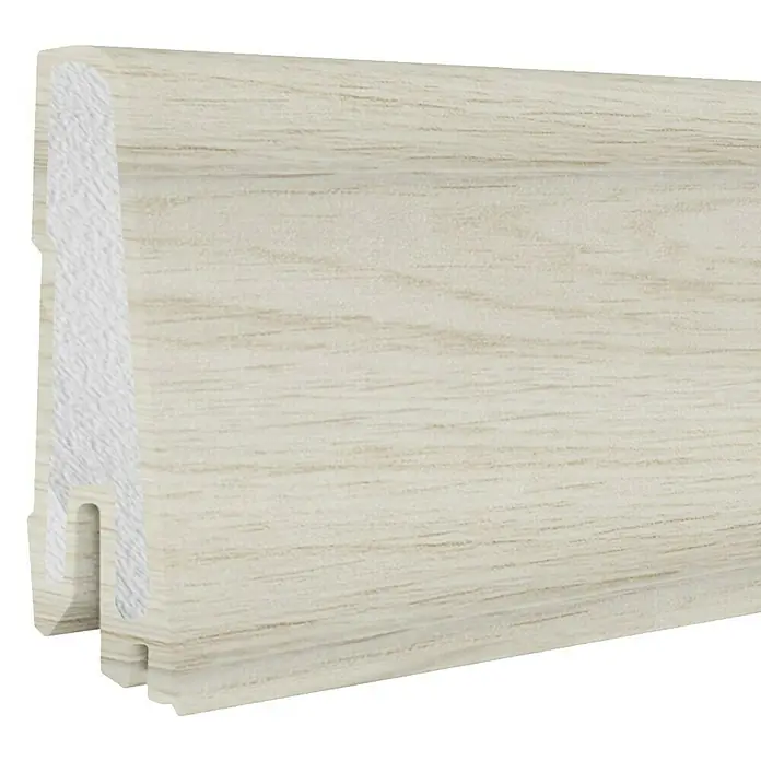 Döllken Sockelleiste USL 60 Clip - 250 cm x 17 mm x 60 mm, Kunststoff, Eiche Braun - Nahaufnahme einer weißen Holzfußleiste mit gefräster Rückseite, die eine einfache Montage ermöglicht. Perfekt für jeden Raum.
