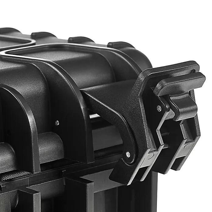 Knipex Werkzeugkoffer Robust23 - B x T x H: 470 x 370 x 190 mm, Polypropylen, Ohne Inhalt - Detailaufnahme eines schwarzen Schutzkoffers mit robustem Verschlussmechanismus, ideal für sicheren Transport.
