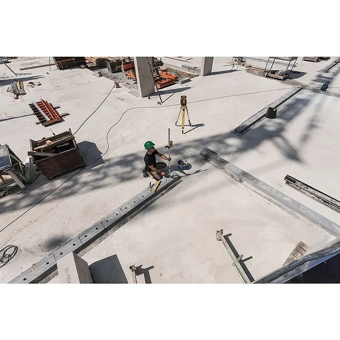 Stabila Rotationslaser LAR 300 - 7 -tlg. - Bauarbeiter mit Nivelliergerät auf einer Baustelle. Vermessungsinstrument zur genauen Höhenmessung.