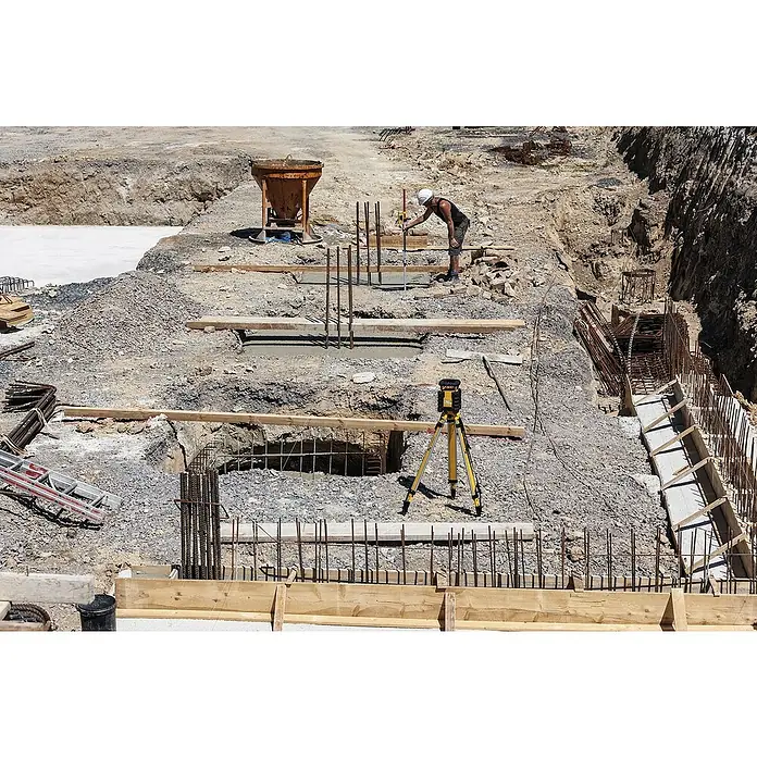 Stabila Rotationslaser LAR 300 - 7 -tlg. - Bauarbeiter mit Nivelliergerät auf einer Baustelle, Fundamente und Bewehrung sind vorbereitet.