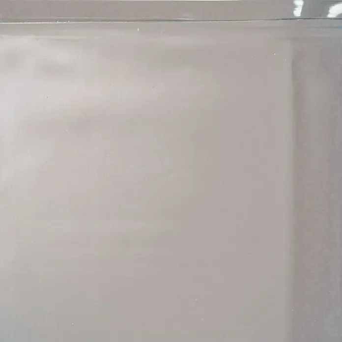 Gre Avantgarde Piscina de WPC KPCOV66L - L x An x Al: 664 x 386 x 124 cm, 21.500 l, Gris oscuro - Primer plano de una lámina de plástico gris de alta calidad, ideal para embalaje o protección, textura lisa, uso versátil.