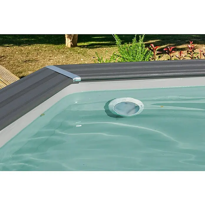 Gre Avantgarde WPC-Pool - L x B x H: 664 x 386 x 124 cm, 21.500 l, Dunkelgrau - Nahaufnahme eines Pools mit einem schwimmenden Skimmer, der Schmutz und Ablagerungen entfernt.