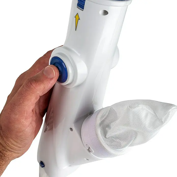 Gre Poolsauger Spa Vac - Akkubetrieben - Eine Nahaufnahme eines Poolreinigers mit einem blauen Knopf, der von einer Hand bedient wird, und einem Netzbeutel.