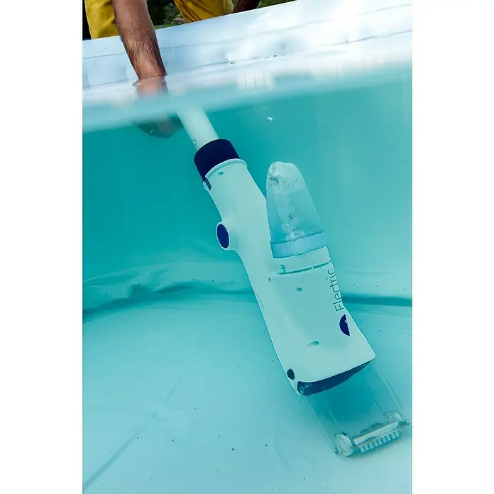 Gre Poolsauger Spa Vac - Akkubetrieben - Unterwasseransicht eines Poolreinigers mit durchsichtigem Kopf und blauem "Electric"-Logo, der in einem Pool verwendet wird.