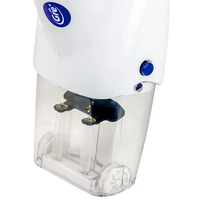 Gre Poolsauger Spa Vac - Akkubetrieben - Nahaufnahme einer GRE-Dosierpumpe für Schwimmbäder. Präzise Dosierung von Chemikalien für optimale Wasserqualität und Hygiene.