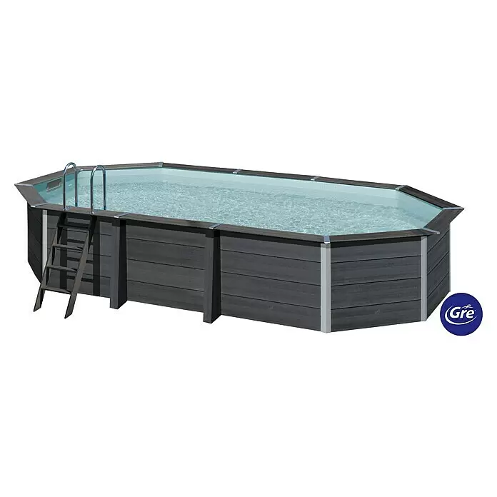 Gre Avantgarde WPC-Pool - L x B x H: 664 x 386 x 124 cm, 21.500 l, Dunkelgrau - Dunkelgrauer Aufstellpool in Holzoptik mit Holzkante, Metallstufen und externer Holzleiter, mit Wasser gefüllt.