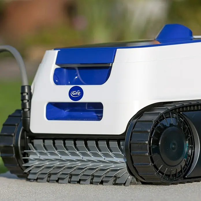 Gre Poolroboter ER 230 - Netzbetrieben, Passend für: Pools bis 900 x 400 cm - Nahaufnahme eines GRE-Poolreinigungsroboters mit Bürsten und Raupen für eine gründliche Reinigung.