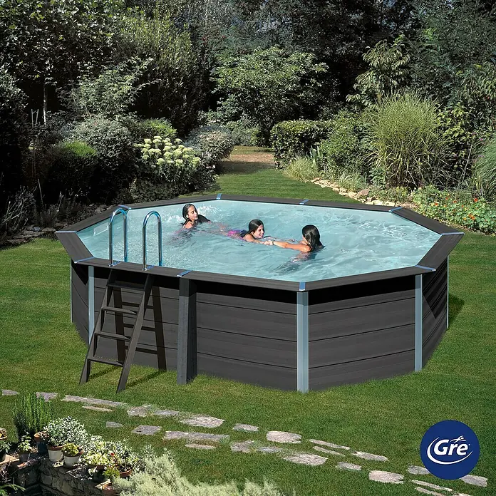 Gre Avantgarde WPC-Pool - L x B x H: 524 x 386 x 124 cm, 16.210 l, Dunkelgrau - Schwimmbad mit Holzoptik. Drei Personen schwimmen in dem Pool im Garten.