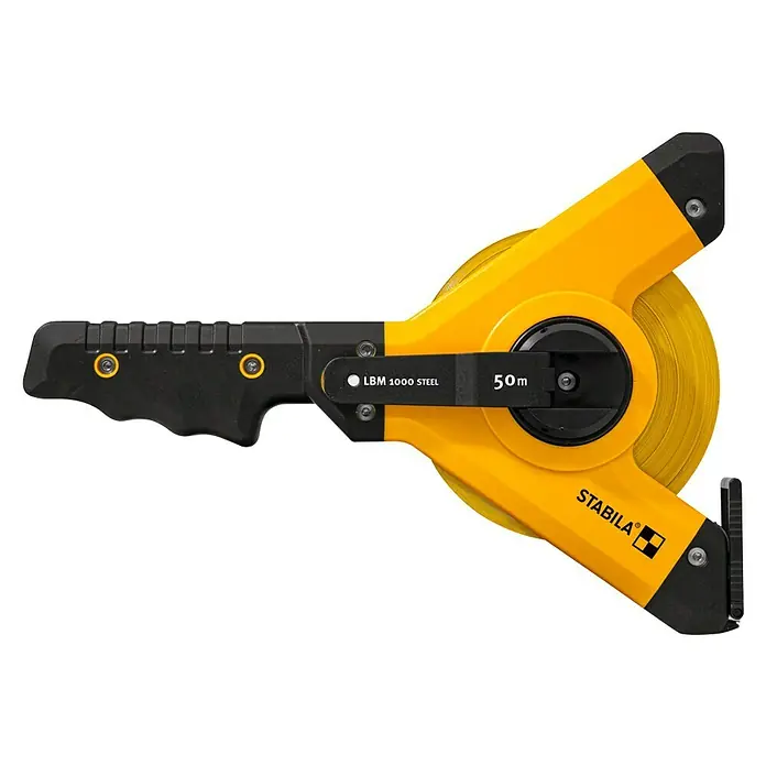 Stabila Rahmenmaßband 50 m - 50 m, Genauigkeitsklasse: II, Material: Stahlband - Ein gelbes Stabila LBM 1000 Stahlbandmaß mit einem schwarzen Griff ist auf einem schwarzen Hintergrund dargestellt.