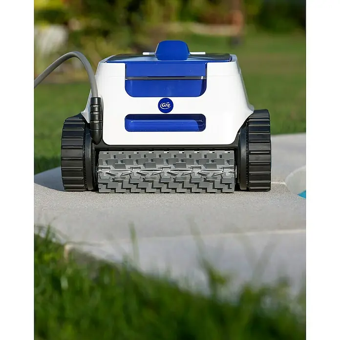 Gre Poolroboter ER 230 - Netzbetrieben, Passend für: Pools bis 900 x 400 cm - Nahaufnahme eines Gre Poolreinigungsroboters mit Raupenantrieb auf einer grauen Betonoberfläche.