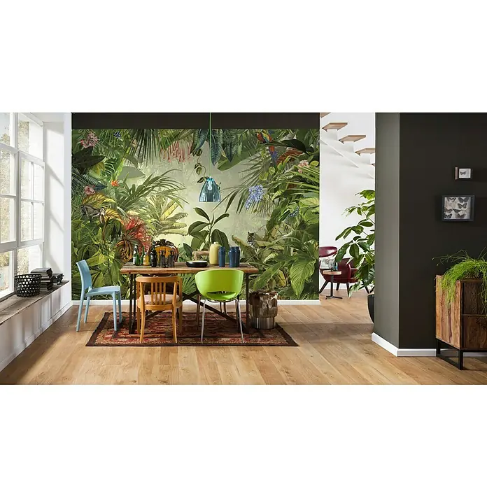 Komar Into Illusions Fototapete Into Wild - 4 -tlg., B x H: 368 x 248 cm, Vlies - Wandbild mit Dschungelmotiv im Esszimmer, das eine exotische und lebendige Atmosphäre schafft. Die Möbel ergänzen das lebhafte Design.