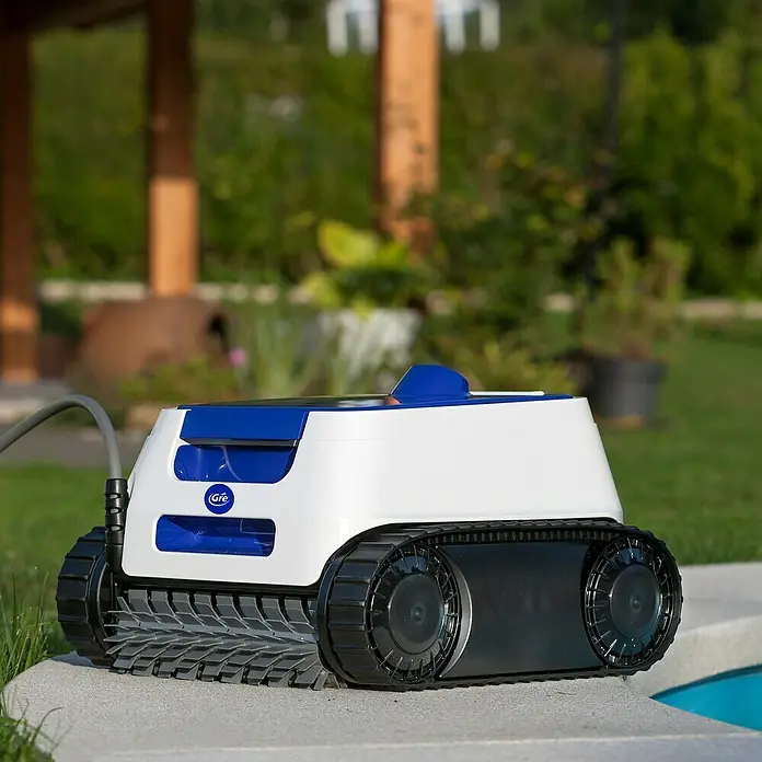 Gre Poolroboter ER 230 - Netzbetrieben, Passend für: Pools bis 900 x 400 cm - Bild eines automatischen Poolreinigers von Gre. Der Reiniger ist weiß und blau mit Raupenantrieb und einem grauen Kabel.