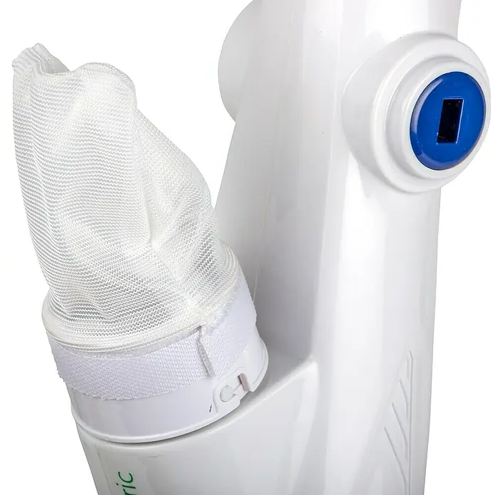 Gre Poolsauger Spa Vac - Akkubetrieben - Nahaufnahme eines weißen Poolreinigers mit Netzbeutel und blauer Taste.