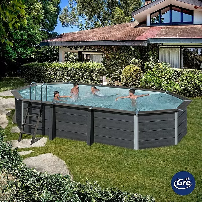 Gre Avantgarde WPC-Pool - L x B x H: 664 x 386 x 124 cm, 21.500 l, Dunkelgrau - Aufstellpool mit dunkelgrauen Holzpaneelen und Leiter, von Kindern im Garten genutzt.