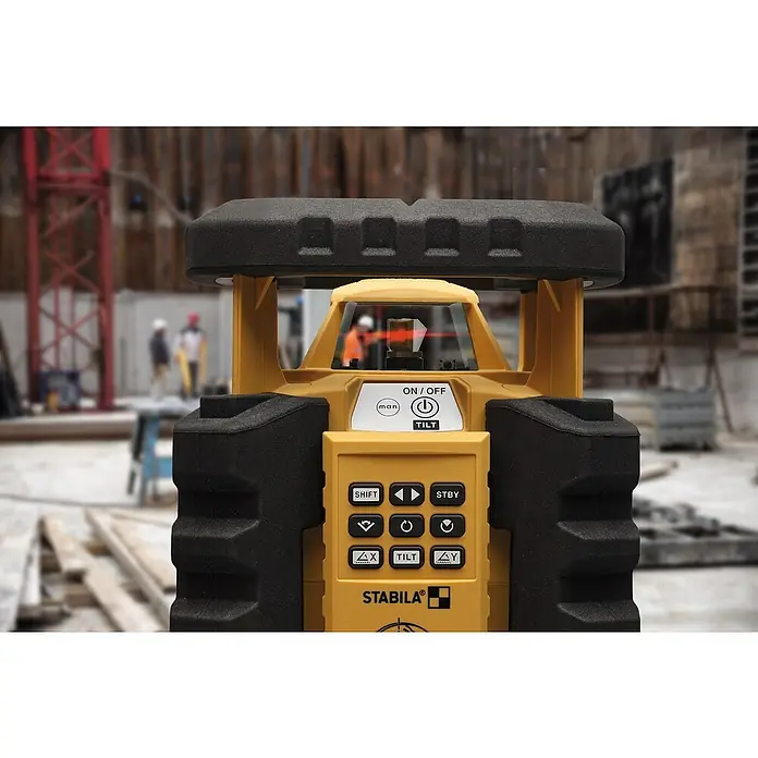 Stabila Rotationslaser LAR 35013 -tlg. - Das Bild zeigt einen gelben Rotationslaser von Stabila, der auf einer Baustelle für präzise Messungen und Nivellierungen eingesetzt wird.