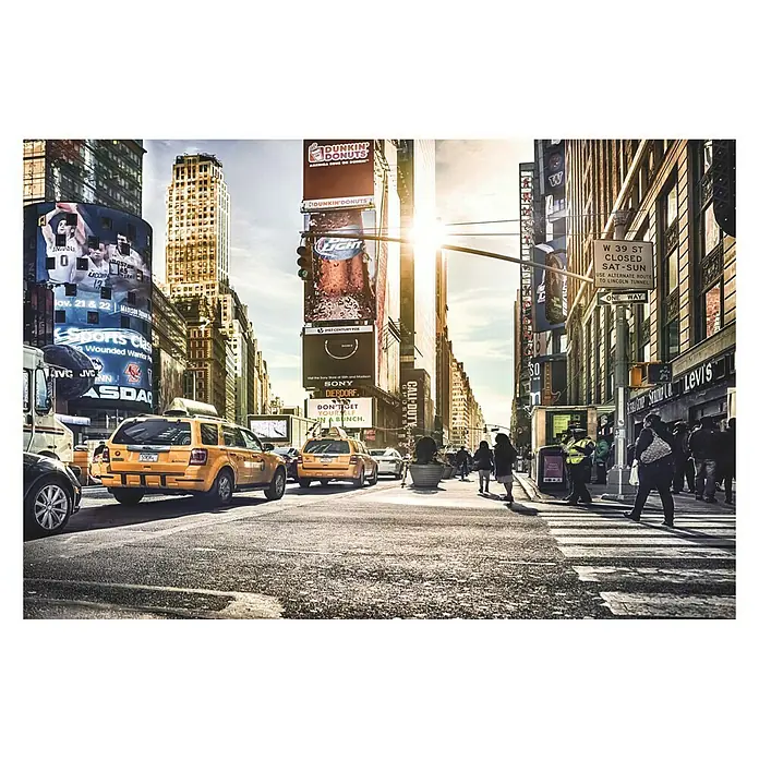 Komar Into Illusions Fototapete Times Square - 4 -tlg., B x H: 368 x 248 cm, Vlies - Lebendige Aufnahme des Times Square mit gelben Taxis, Werbetafeln und Menschen, die an einem sonnigen Tag die Straße überqueren.