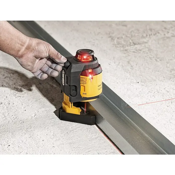 Stabila Kreuzlinienlaser LAX 400 - 10 -tlg., Arbeitsbereich: 20 m - Laser-Wasserwaage im Einsatz, präzise Nivellierung für Bauprojekte. Für akkurates Arbeiten mit diesem gelben Baulaser.